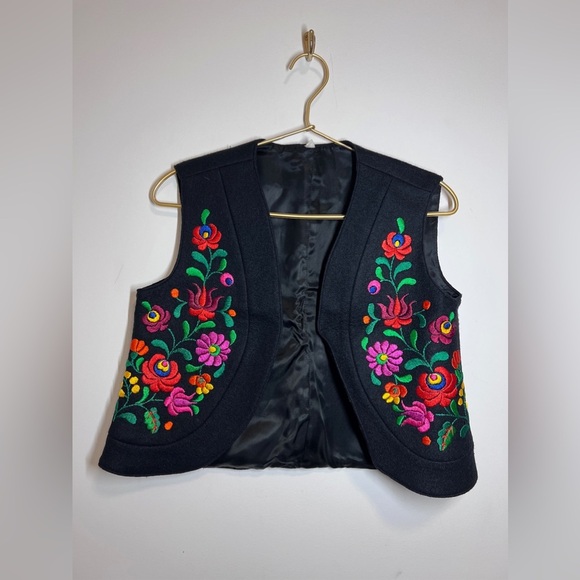 Vintage 1950’s Black Wool Felt Floral Hungarian Matyo Art Vest size 40 - Picture 1 of 13